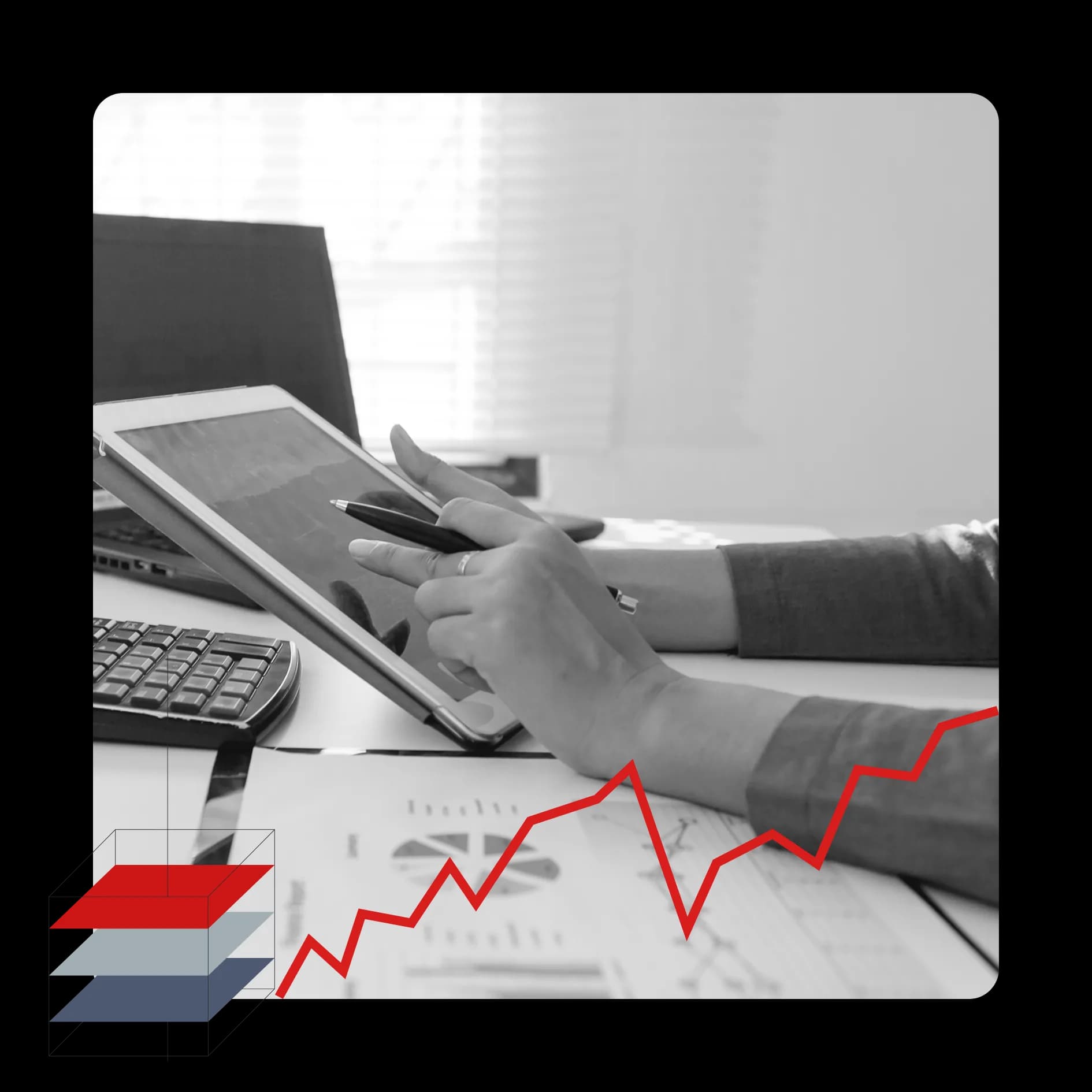 Mano sobre una tablet junto a una calculadora y un gráfico financiero ascendente