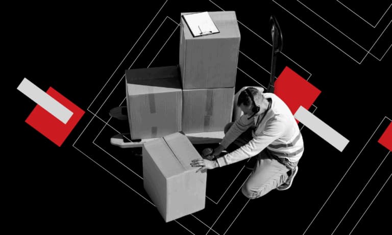 Operario preparando cajas de pedido sobre el grafismo de marca