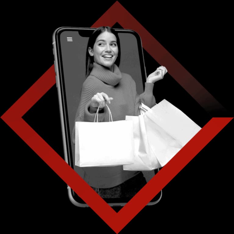 Clienta saliendo de la pantalla de un móvil con sus bolsas de compra