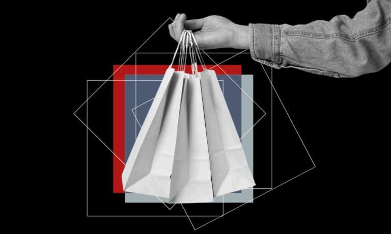 Mano entregando bolsas de compra sobre la composición geométrica de marca