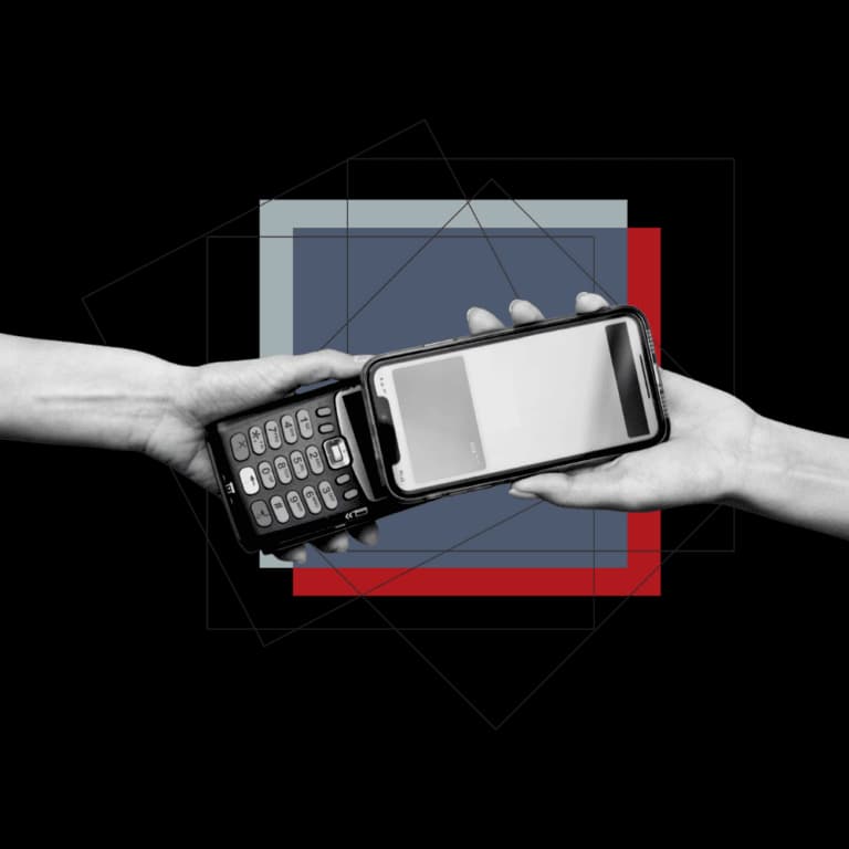 Dos manos intercambian un datáfono con TPV móvil integrado